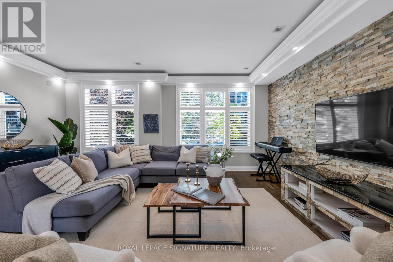 7 Chimes Lane, Toronto, Ontario  M8Y 1G4 - Photo 9 - W12460698