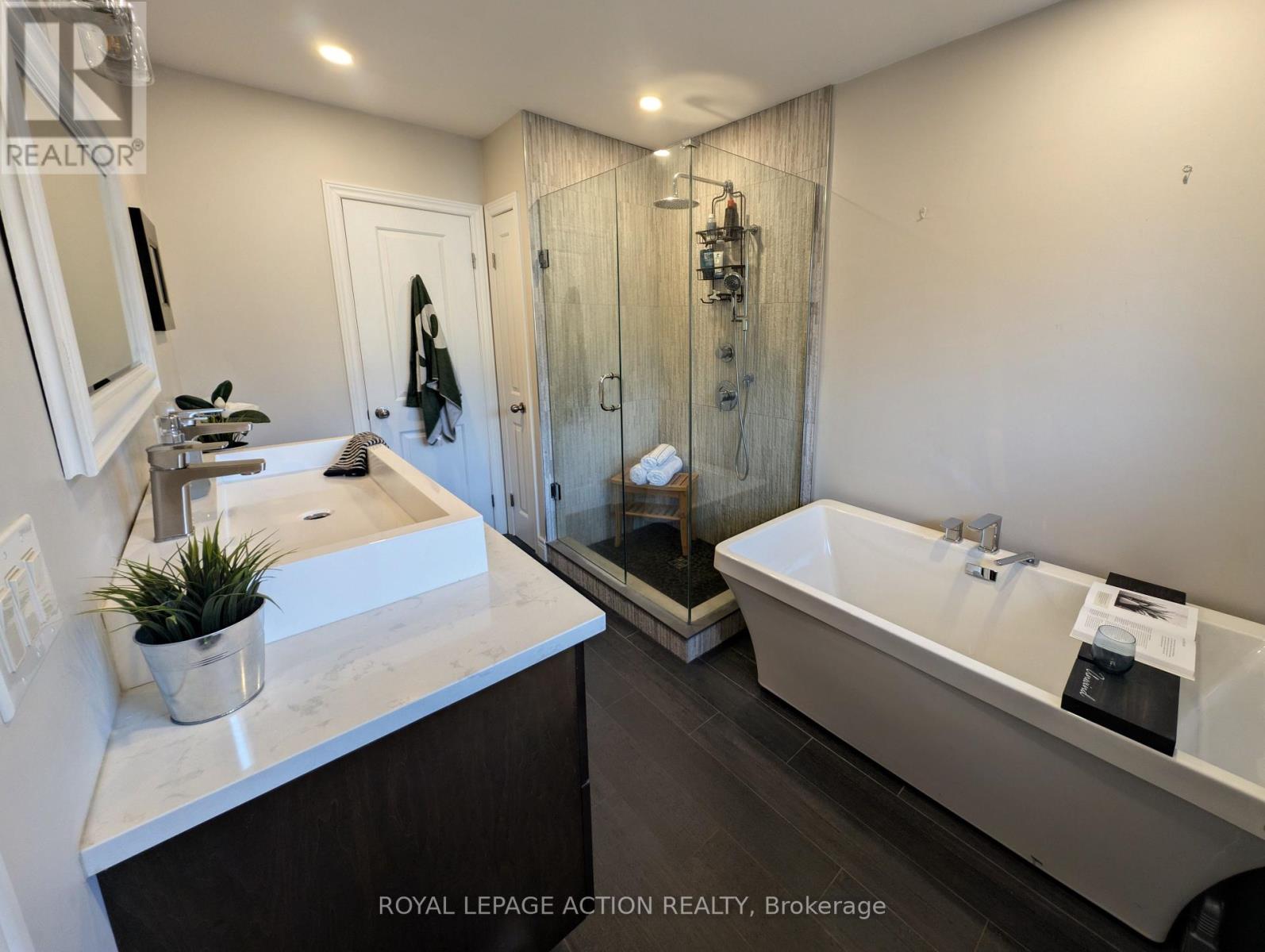 14 Meadow Road, Brantford, Ontario  N3R 3L1 - Photo 5 - X12460573