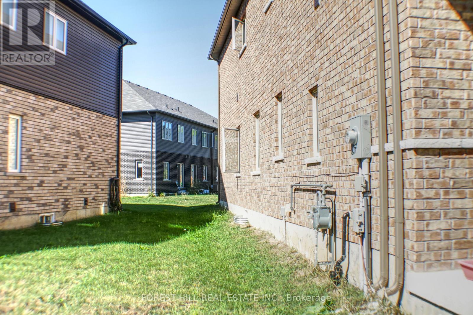32 Stauffer Road, Brantford, Ontario  M6A 1N3 - Photo 3 - X12460609