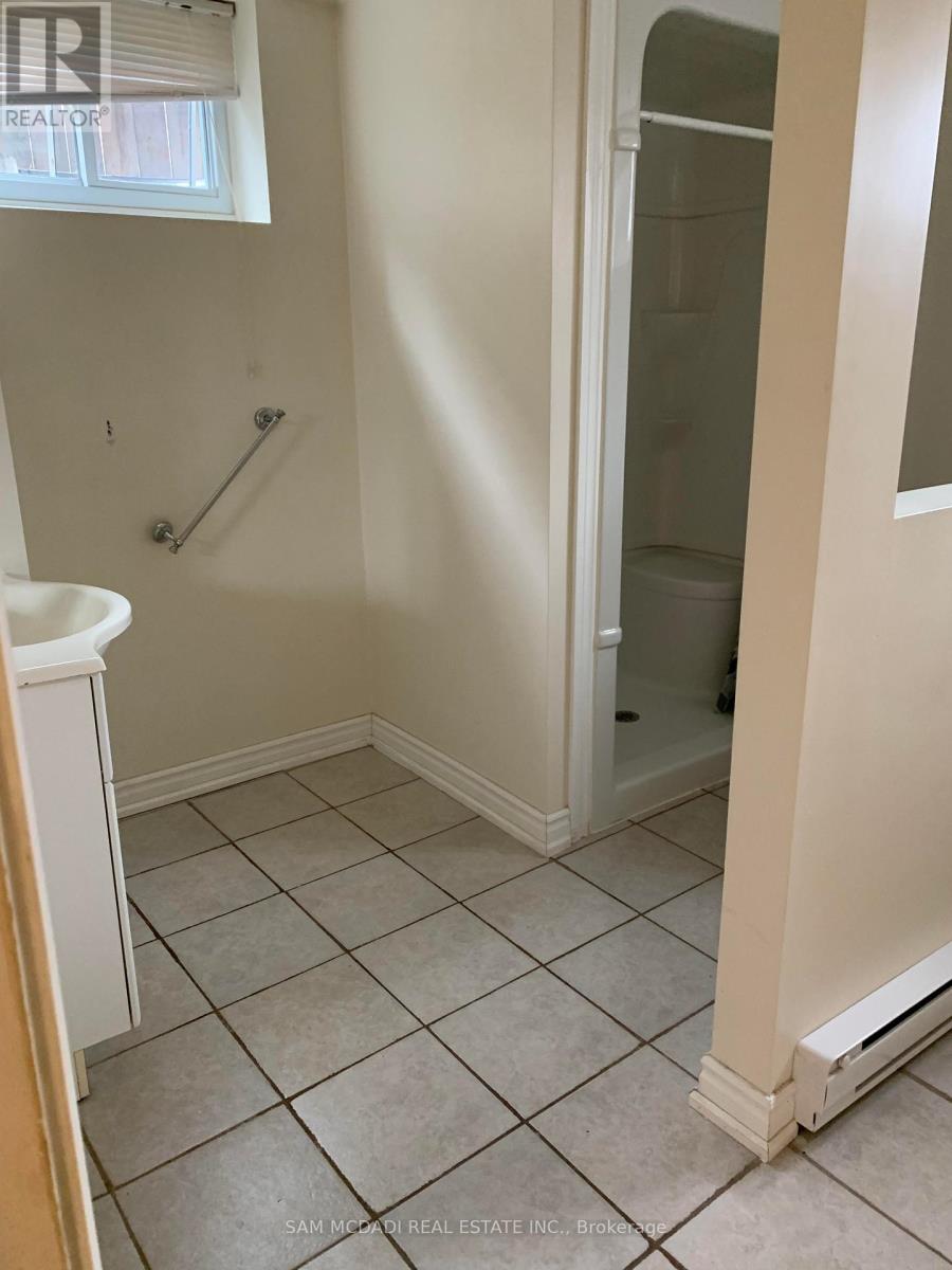 Lower - 7003 Ann Street, Niagara Falls, Ontario  L2G 3C8 - Photo 8 - X12460637