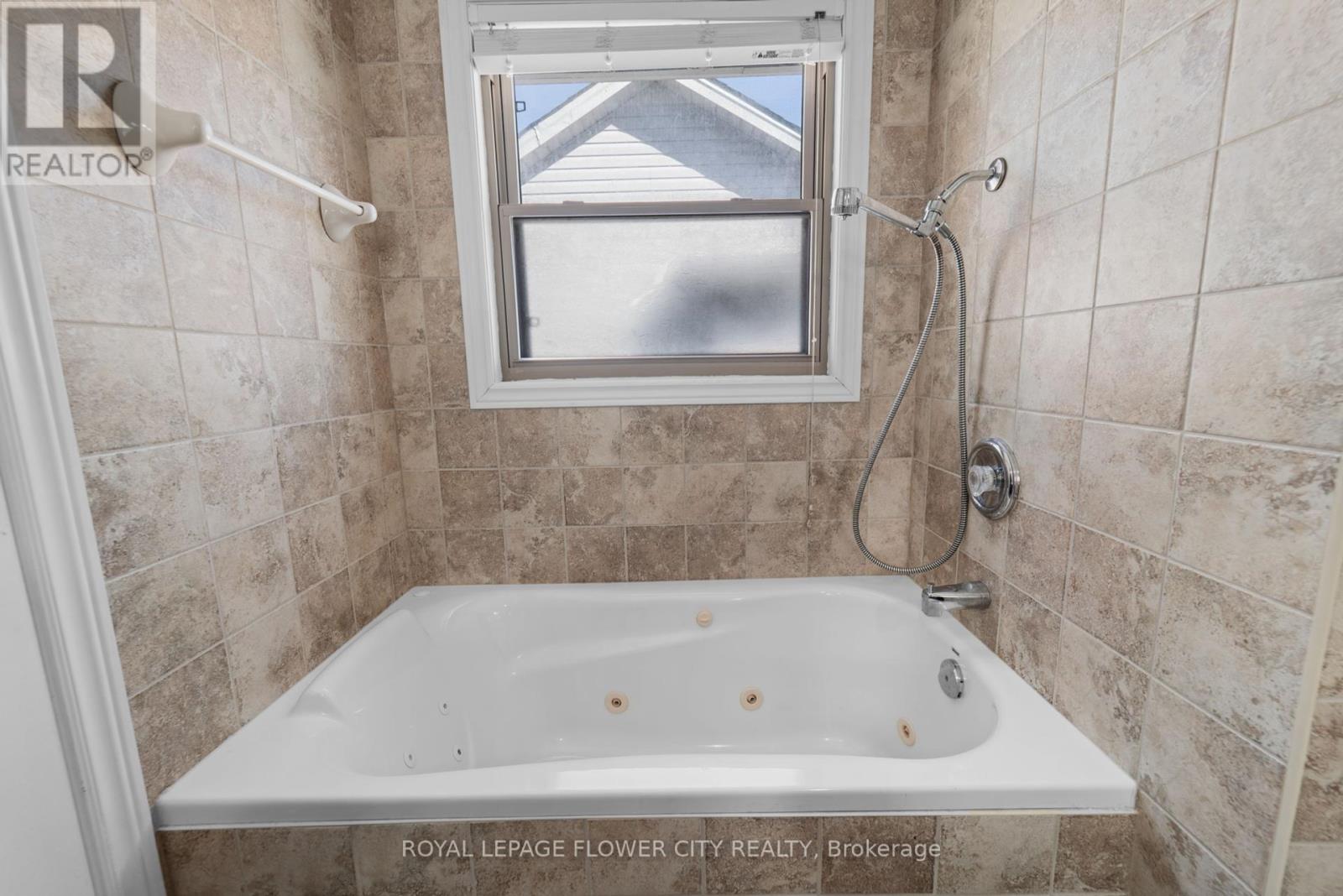 76 Rochelle Crescent N, Fort Erie, Ontario  L0S 1N0 - Photo 30 - X12460646