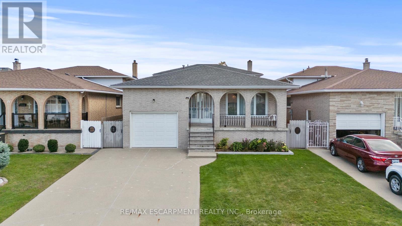 48 VILLAGE DRIVE, Hamilton, Ontario