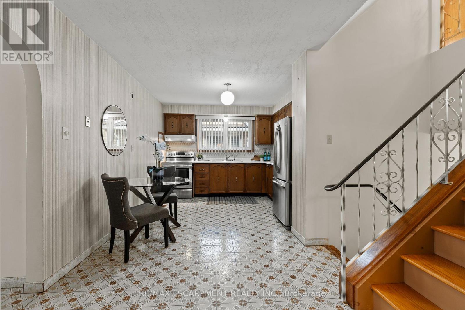 48 Village Drive, Hamilton, Ontario  L8E 3N1 - Photo 11 - X12460673