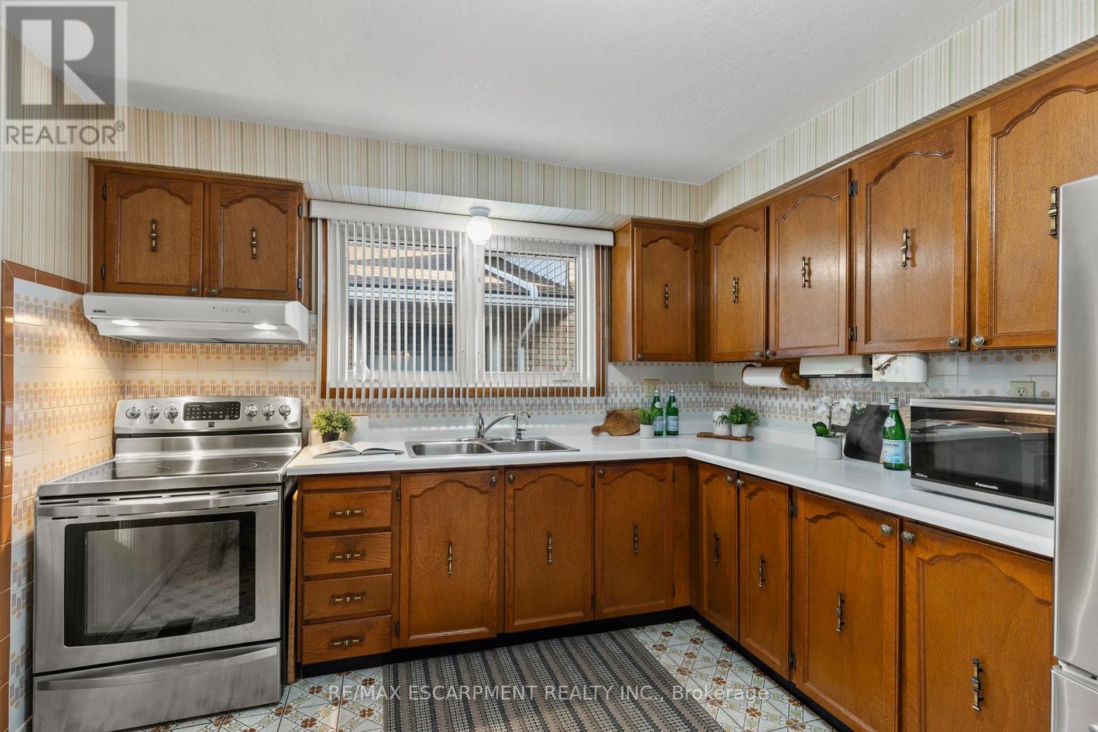 48 Village Drive, Hamilton, Ontario  L8E 3N1 - Photo 12 - X12460673