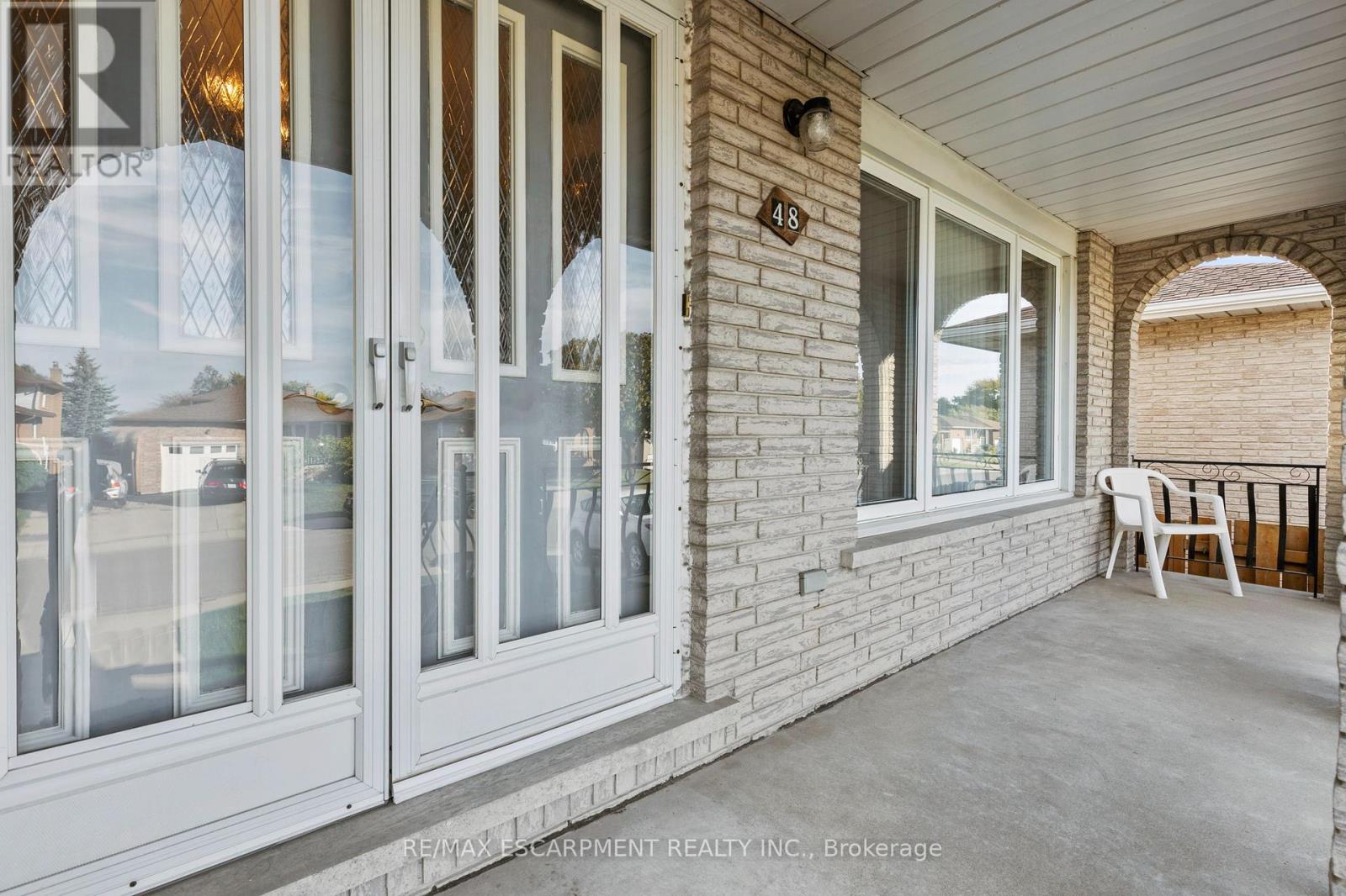 48 Village Drive, Hamilton, Ontario  L8E 3N1 - Photo 4 - X12460673