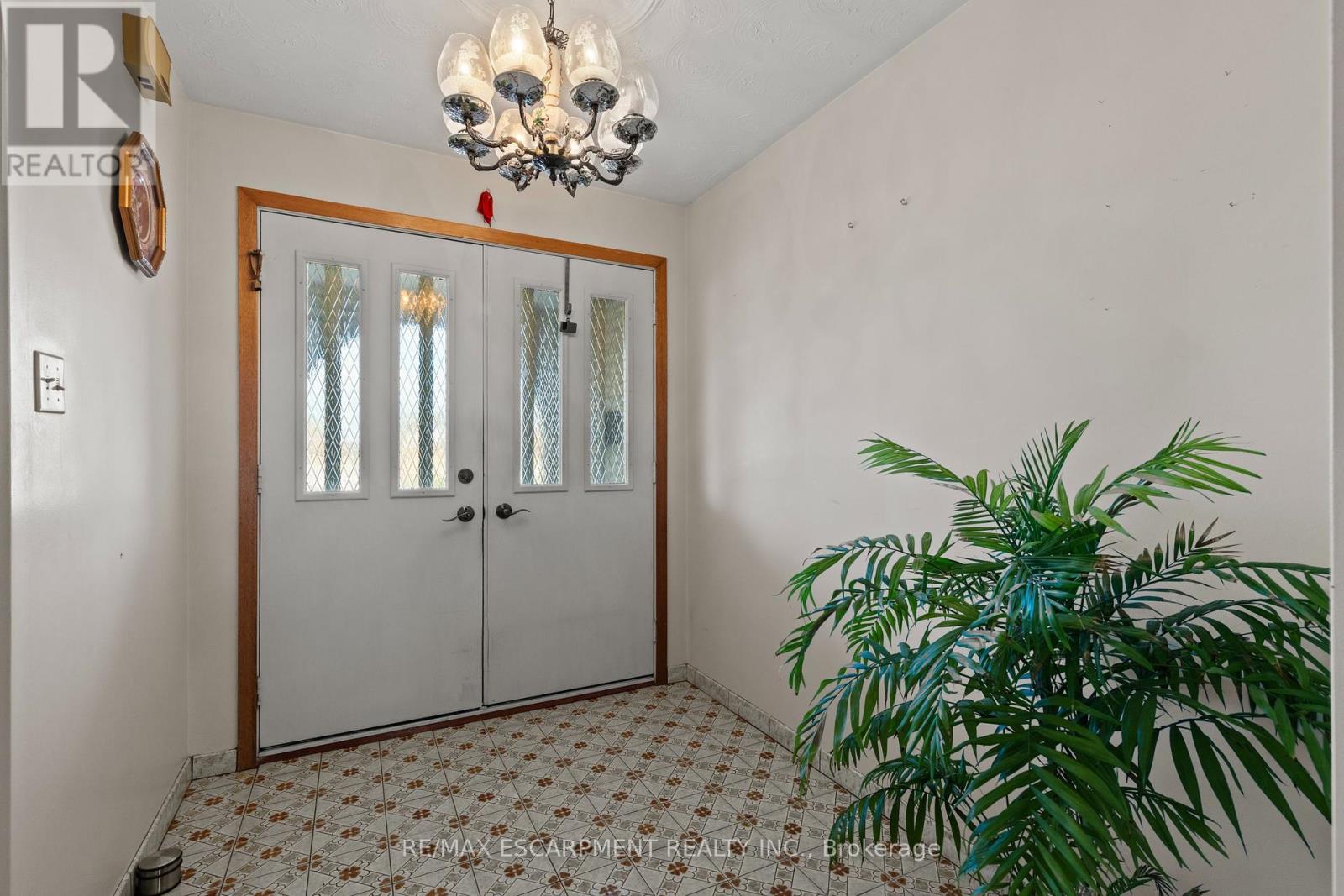 48 Village Drive, Hamilton, Ontario  L8E 3N1 - Photo 5 - X12460673