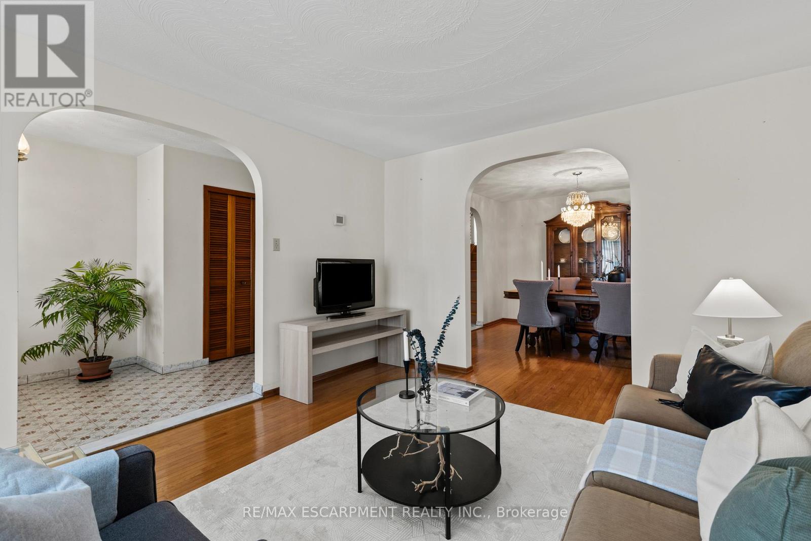 48 Village Drive, Hamilton, Ontario  L8E 3N1 - Photo 6 - X12460673