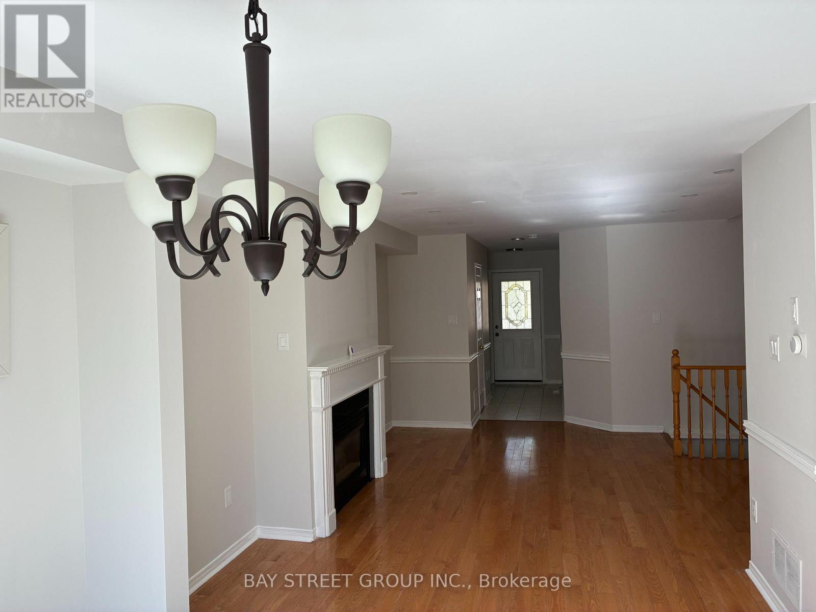 4404 Vallence Drive, Burlington, Ontario  L7L 6J7 - Photo 4 - W12430204