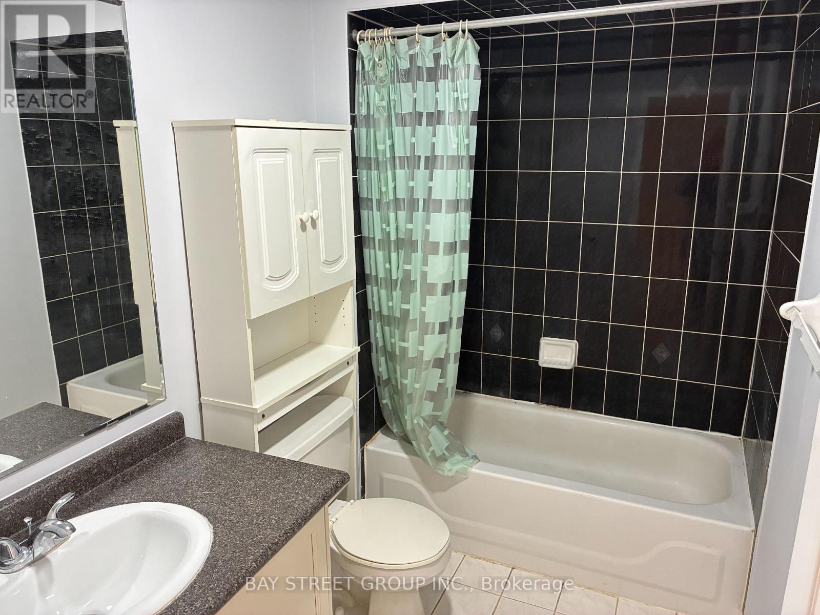 4404 Vallence Drive, Burlington, Ontario  L7L 6J7 - Photo 17 - W12430204