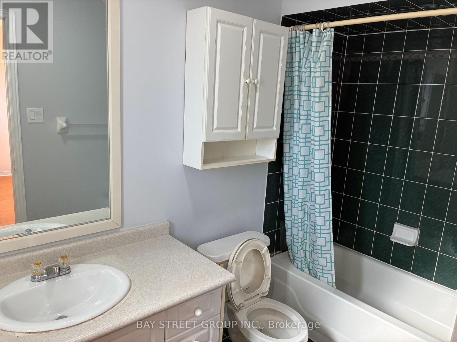 4404 Vallence Drive, Burlington, Ontario  L7L 6J7 - Photo 13 - W12430204