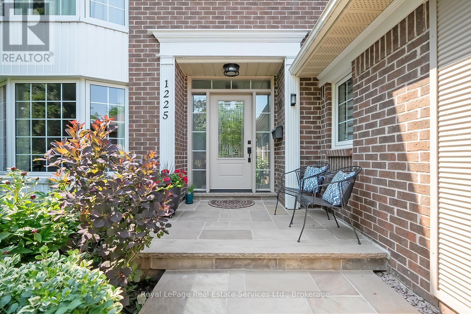 1225 Old Post Drive, Oakville, Ontario  L6M 1A5 - Photo 3 - W12460833