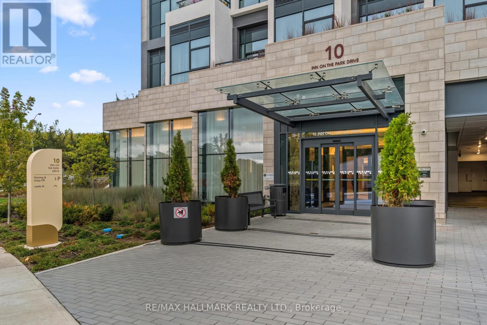 1906 - 10 INN ON THE PARK DRIVE, Toronto, Ontario