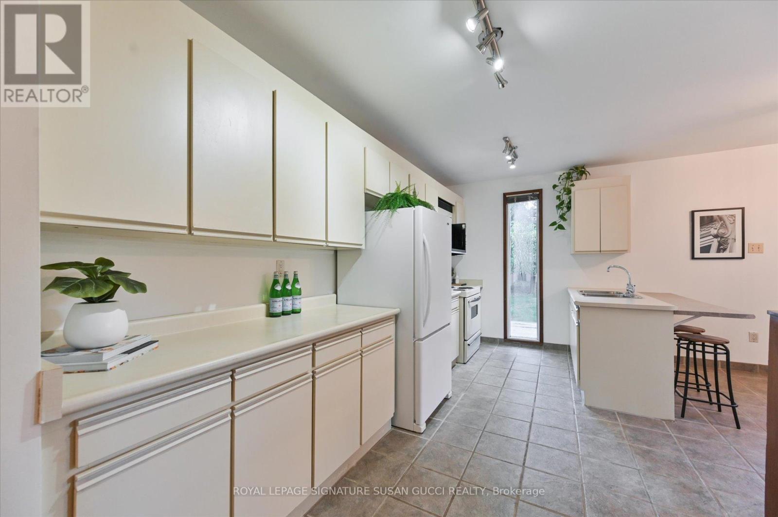 82 Barker Avenue, Toronto, Ontario  M4C 2N6 - Photo 11 - E12460767