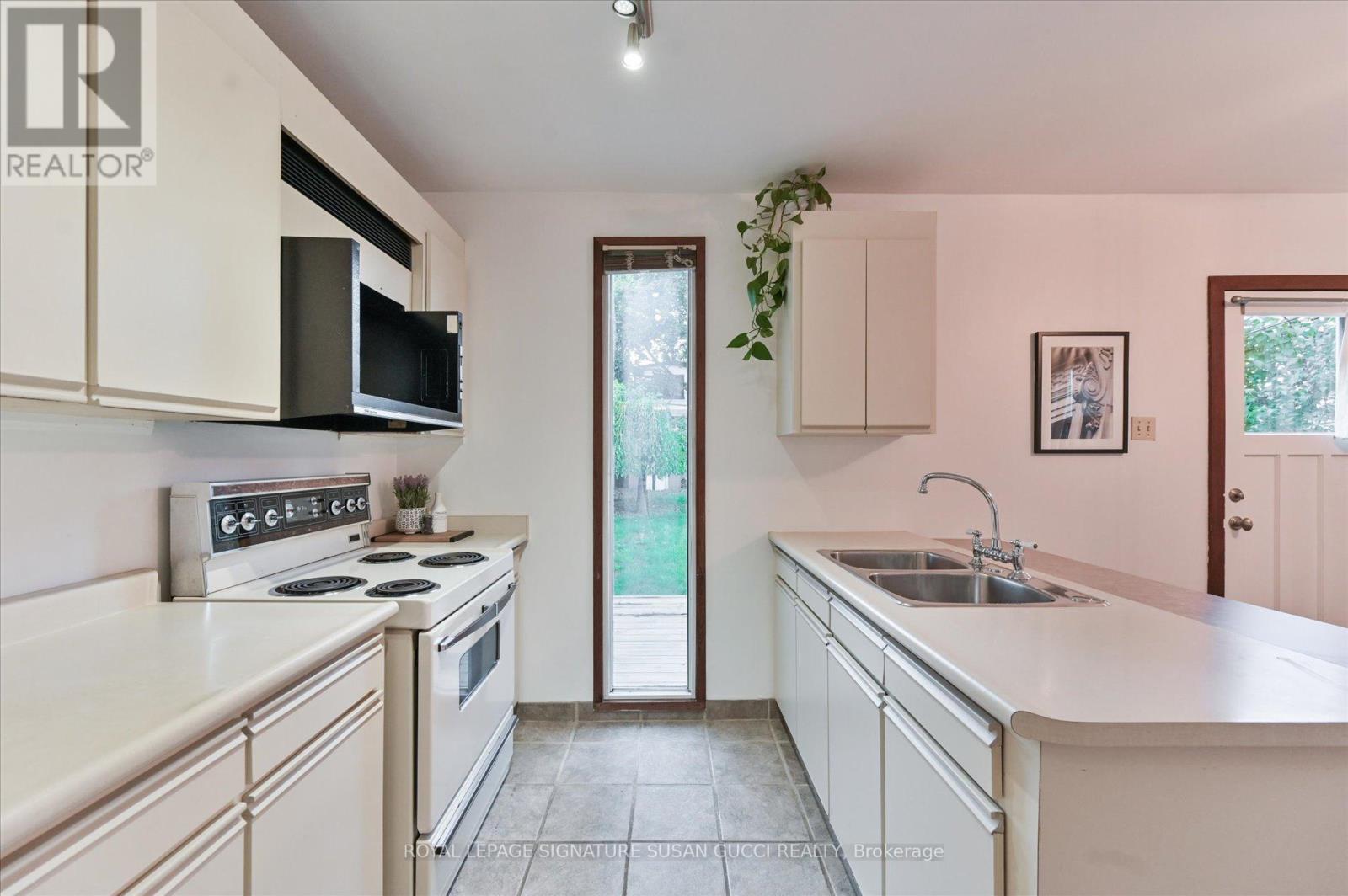 82 Barker Avenue, Toronto, Ontario  M4C 2N6 - Photo 13 - E12460767