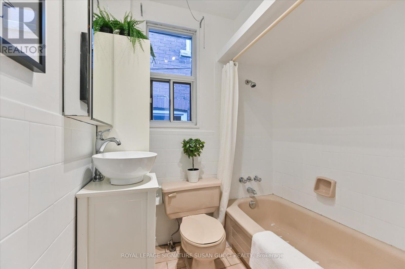 82 Barker Avenue, Toronto, Ontario  M4C 2N6 - Photo 19 - E12460767