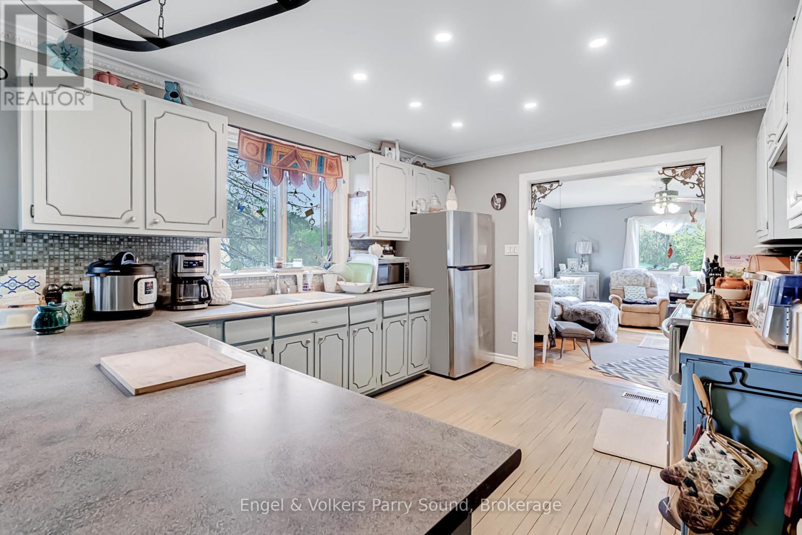 34 Gordon Point Road, Magnetawan, Ontario  P0A 1P0 - Photo 7 - X12460861