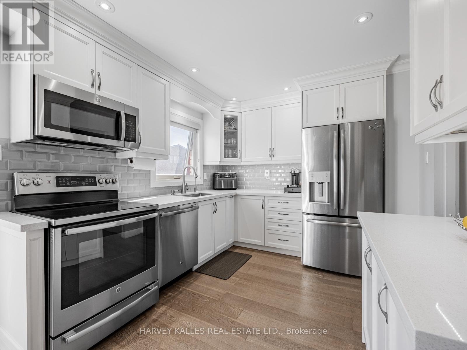 106 Bay Hill Drive, Vaughan, Ontario  L4K 1G9 - Photo 10 - N12460751