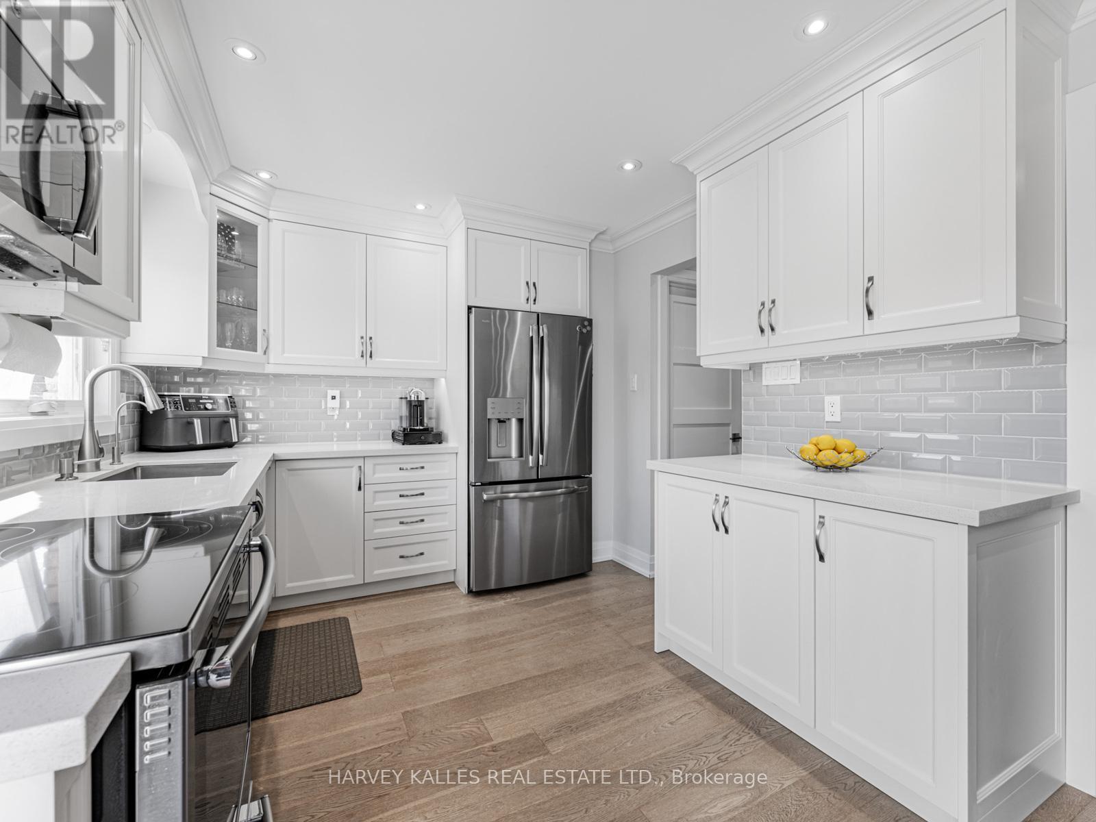 106 Bay Hill Drive, Vaughan, Ontario  L4K 1G9 - Photo 11 - N12460751