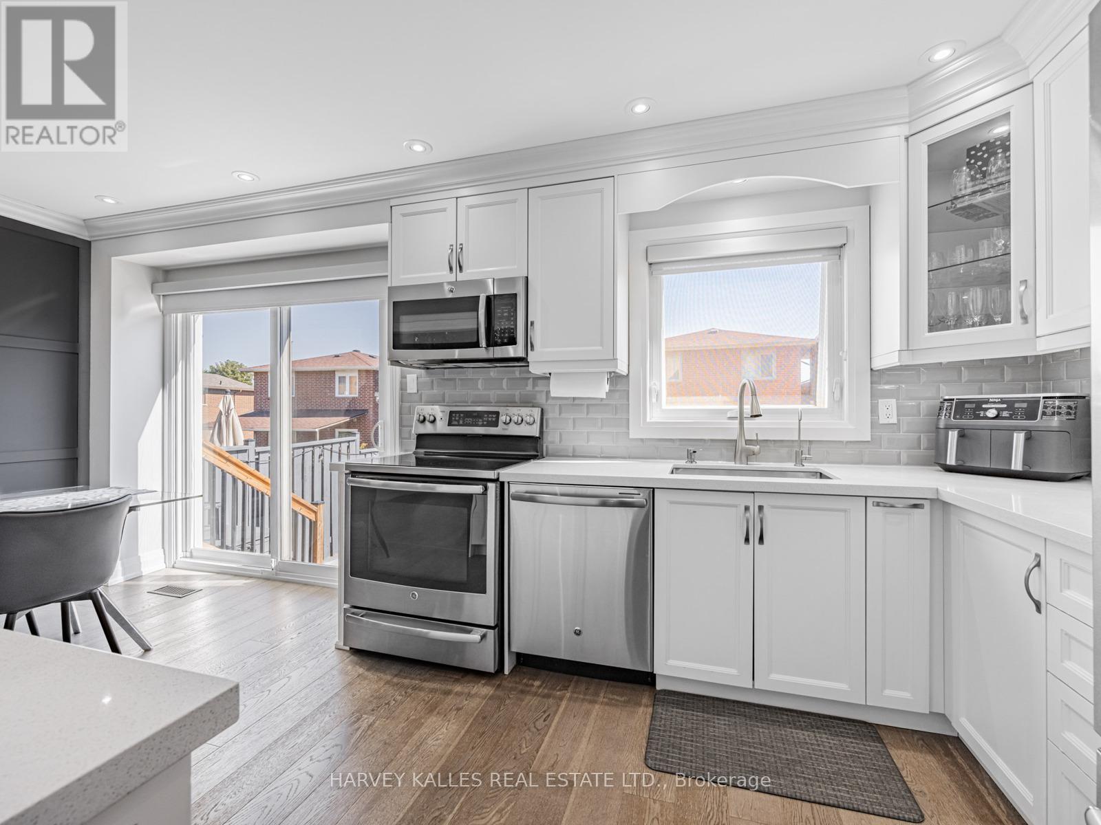 106 Bay Hill Drive, Vaughan, Ontario  L4K 1G9 - Photo 12 - N12460751