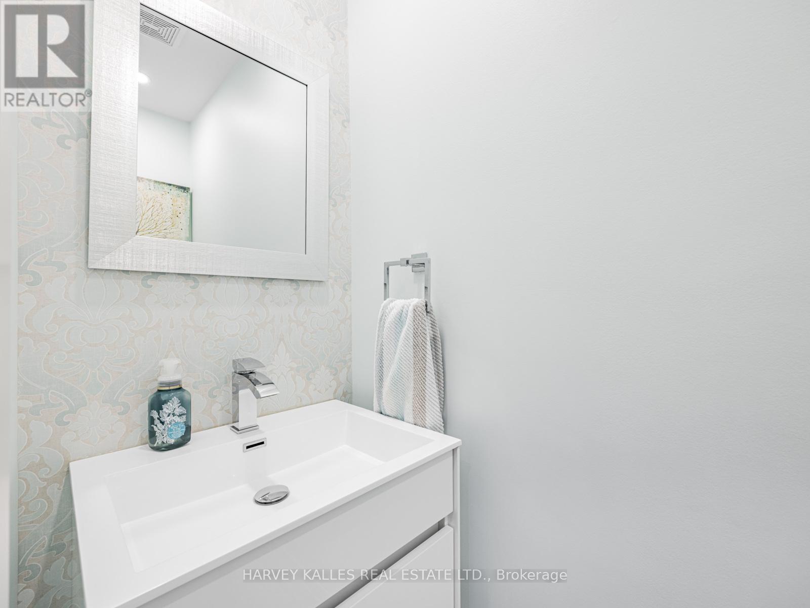 106 Bay Hill Drive, Vaughan, Ontario  L4K 1G9 - Photo 13 - N12460751
