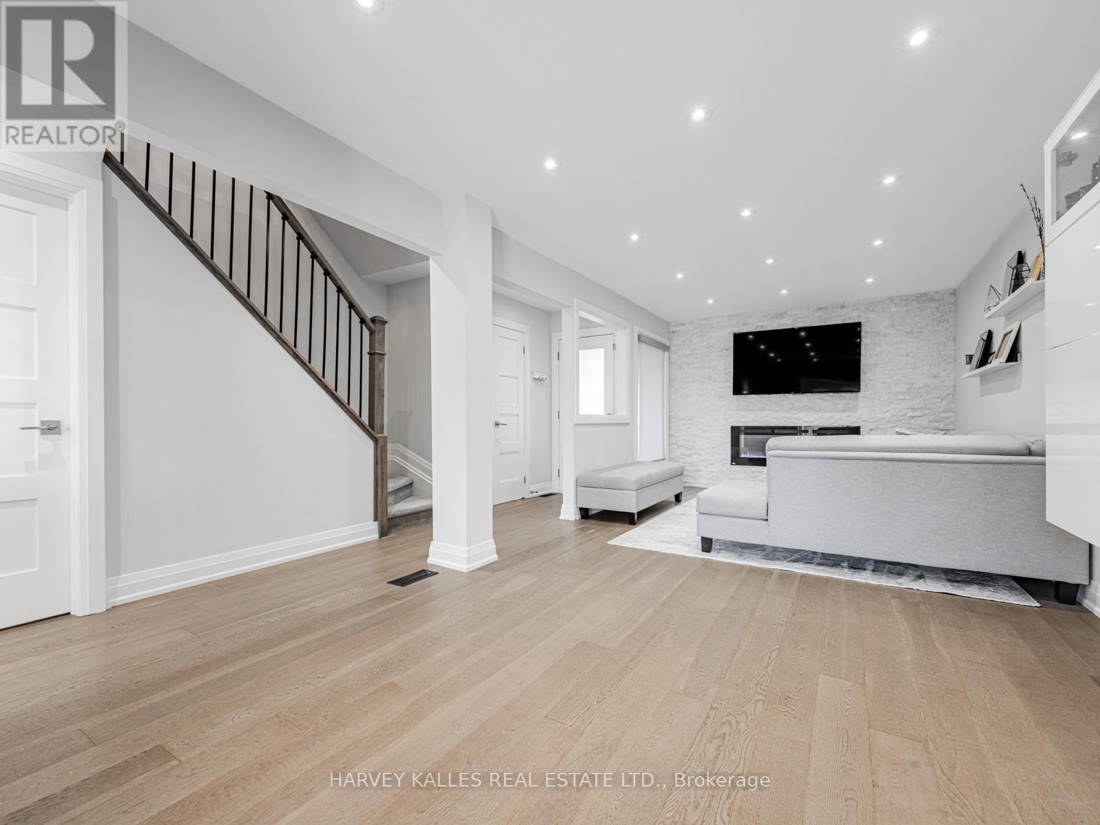 106 Bay Hill Drive, Vaughan, Ontario  L4K 1G9 - Photo 3 - N12460751