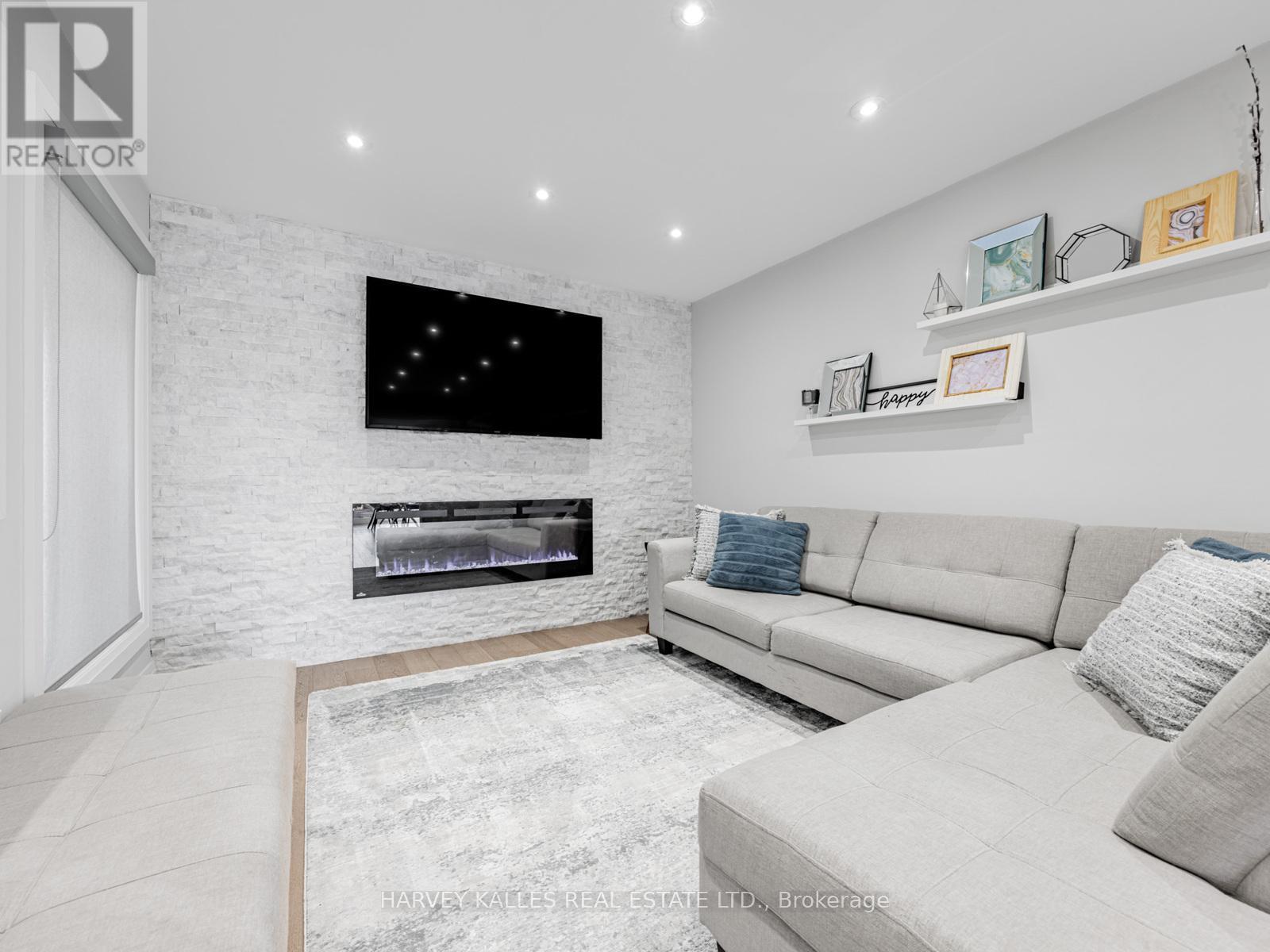 106 Bay Hill Drive, Vaughan, Ontario  L4K 1G9 - Photo 4 - N12460751