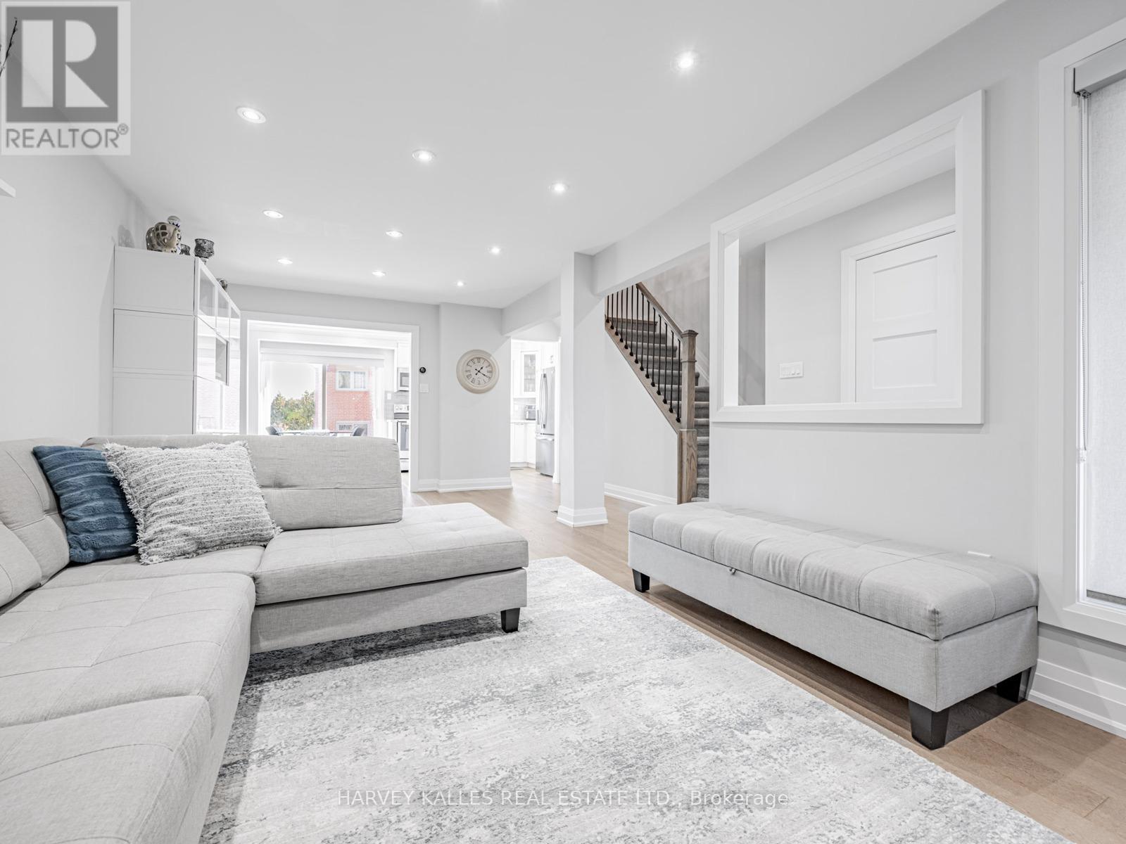 106 Bay Hill Drive, Vaughan, Ontario  L4K 1G9 - Photo 6 - N12460751