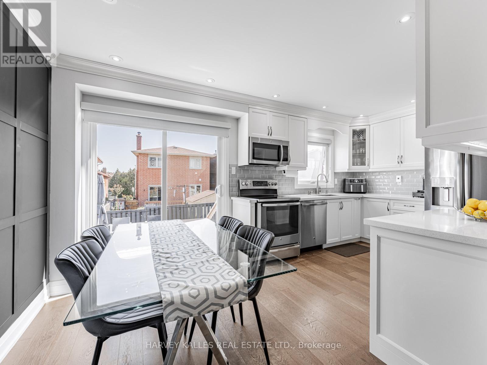 106 Bay Hill Drive, Vaughan, Ontario  L4K 1G9 - Photo 9 - N12460751