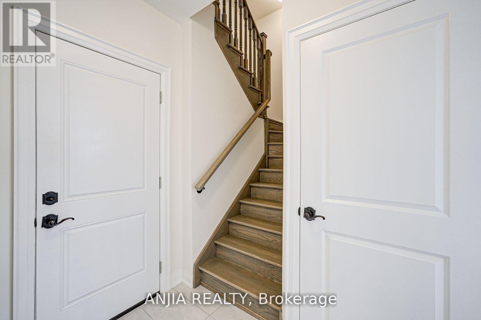 7 Bright Terrace Way E, Markham, Ontario  L6C 3L5 - Photo 4 - N12460758