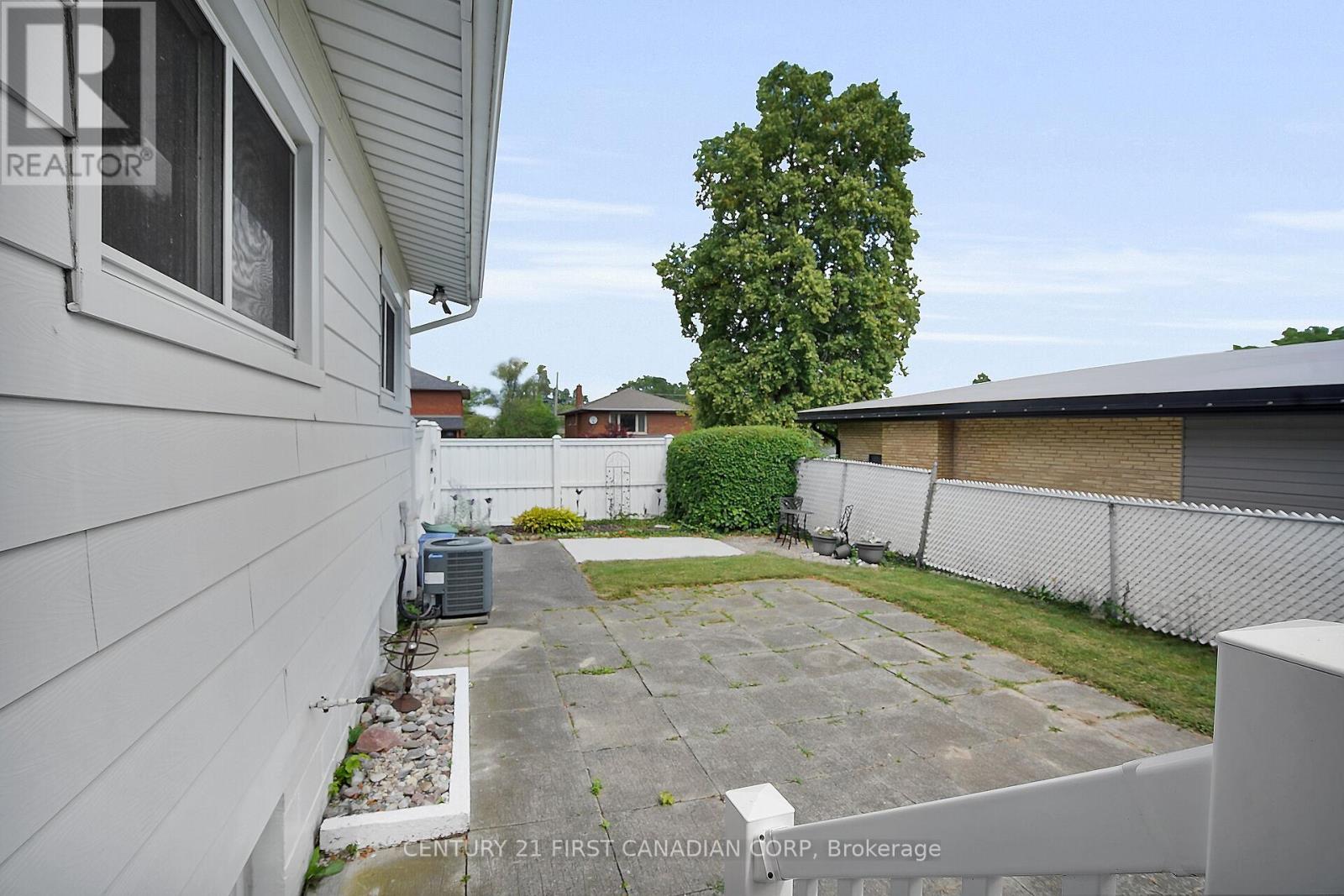 10 Frontenac Road, London South, Ontario  N5Z 3Y3 - Photo 25 - X12405055