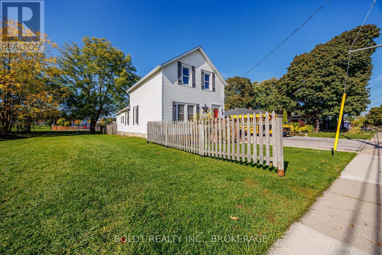 73 Chapel Street N, Thorold, Ontario  L2V 2E5 - Photo 2 - X12454850