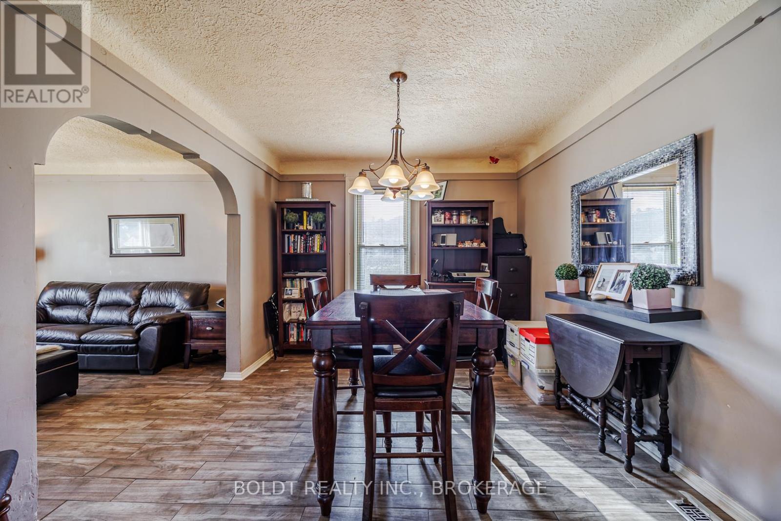 73 Chapel Street N, Thorold, Ontario  L2V 2E5 - Photo 9 - X12454850