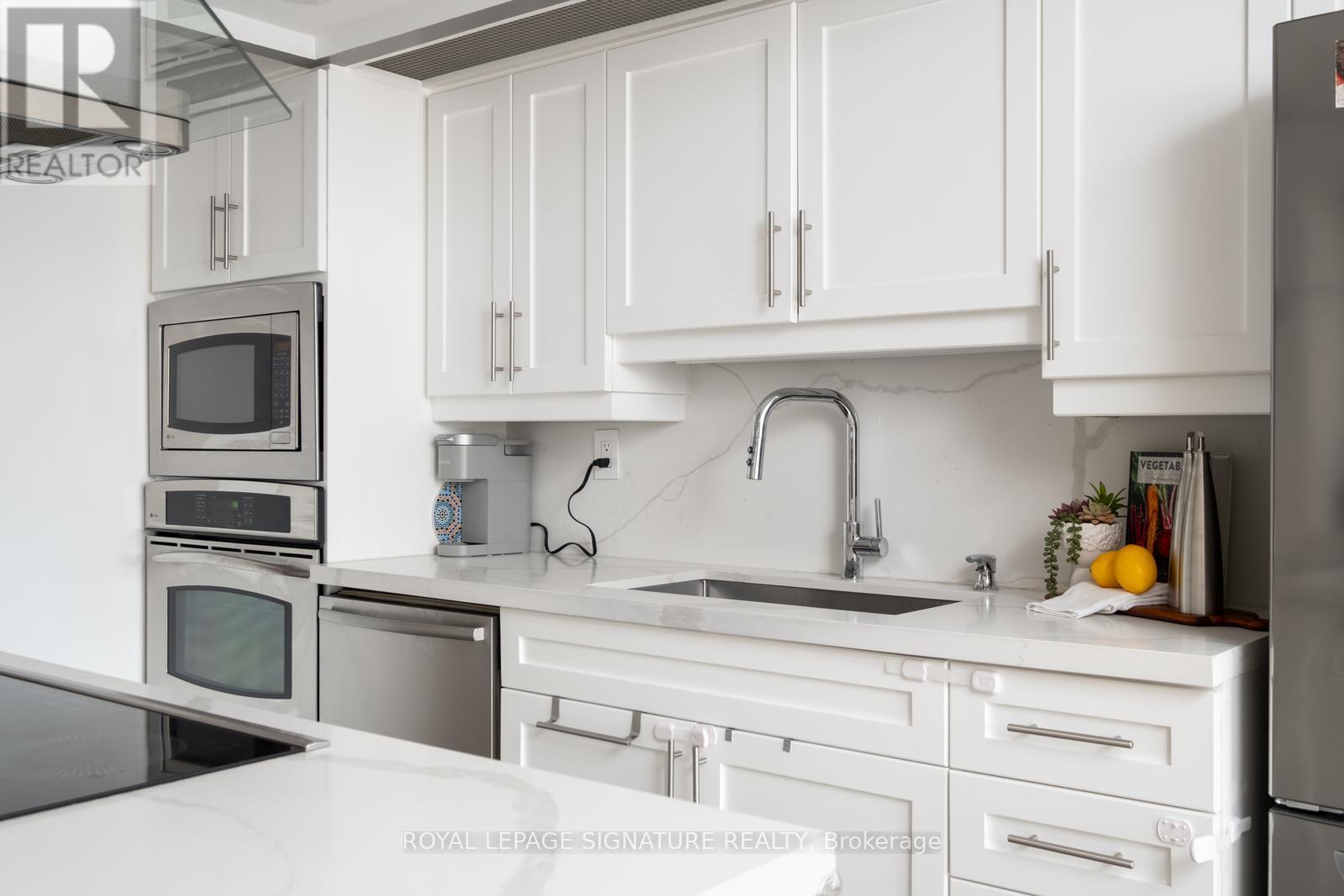 1201 - 110 Bloor Street W, Toronto, Ontario  M5S 2W7 - Photo 15 - C12460887