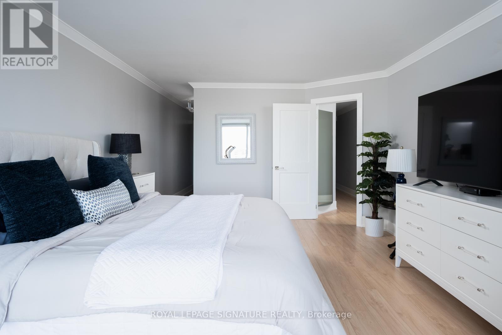 1201 - 110 Bloor Street W, Toronto, Ontario  M5S 2W7 - Photo 22 - C12460887