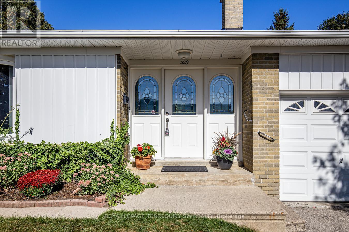 329 DENNIE AVENUE, Newmarket, Ontario