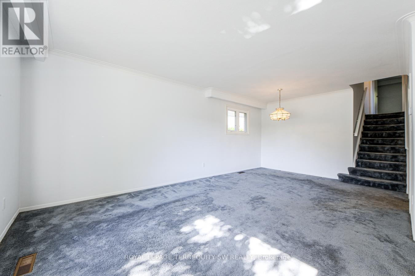 329 Dennie Avenue, Newmarket, Ontario  L3Y 4M5 - Photo 10 - N12460870