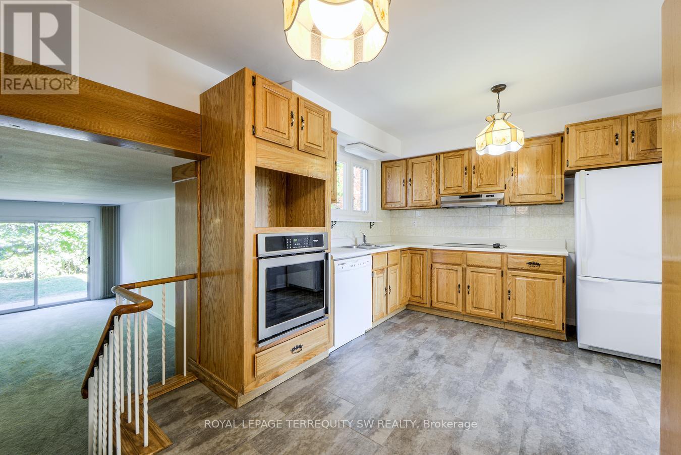 329 Dennie Avenue, Newmarket, Ontario  L3Y 4M5 - Photo 12 - N12460870