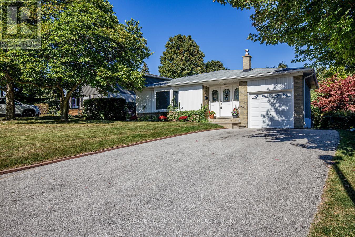 329 Dennie Avenue, Newmarket, Ontario  L3Y 4M5 - Photo 2 - N12460870