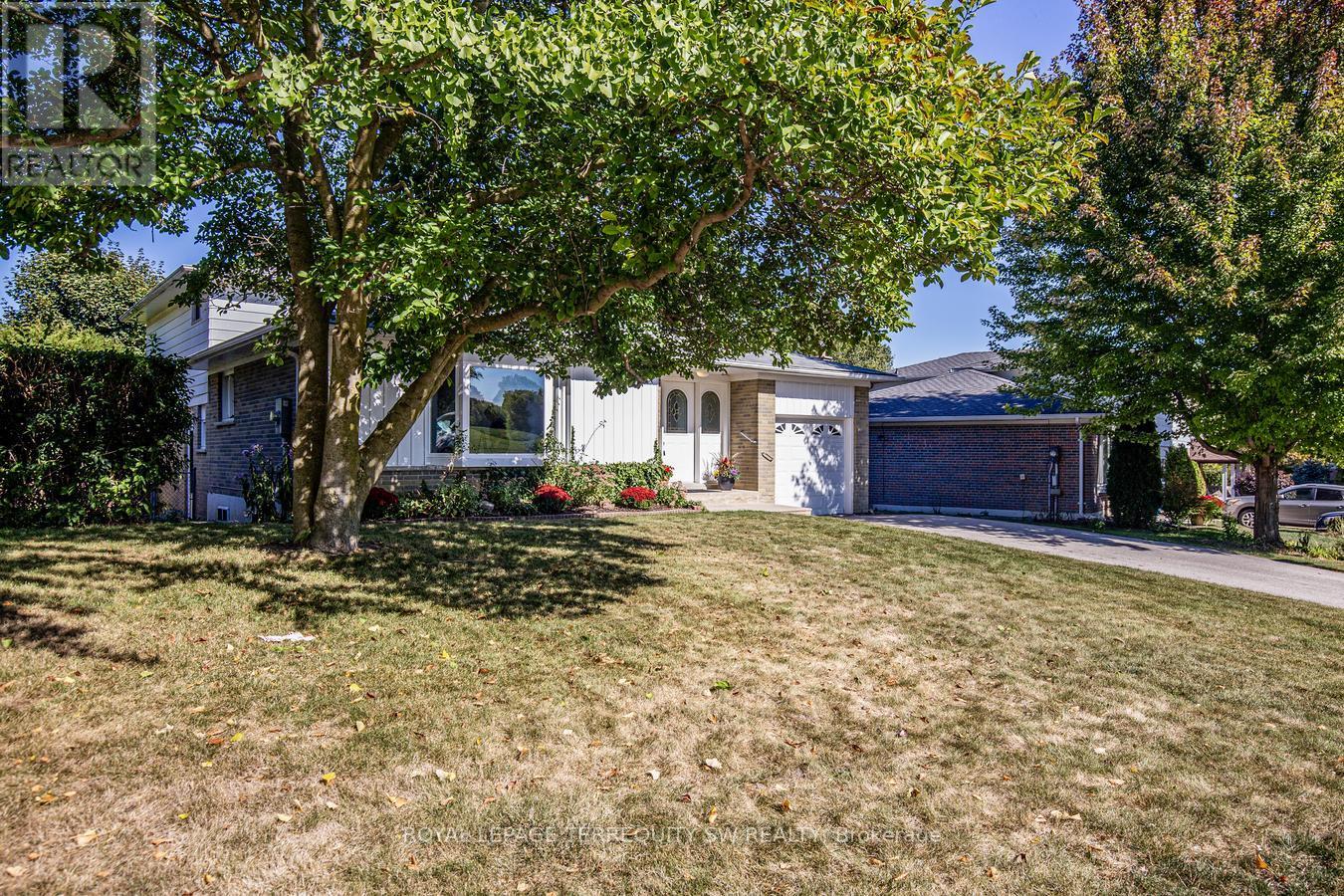 329 Dennie Avenue, Newmarket, Ontario  L3Y 4M5 - Photo 4 - N12460870