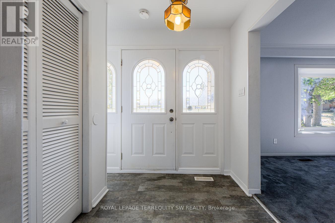 329 Dennie Avenue, Newmarket, Ontario  L3Y 4M5 - Photo 5 - N12460870