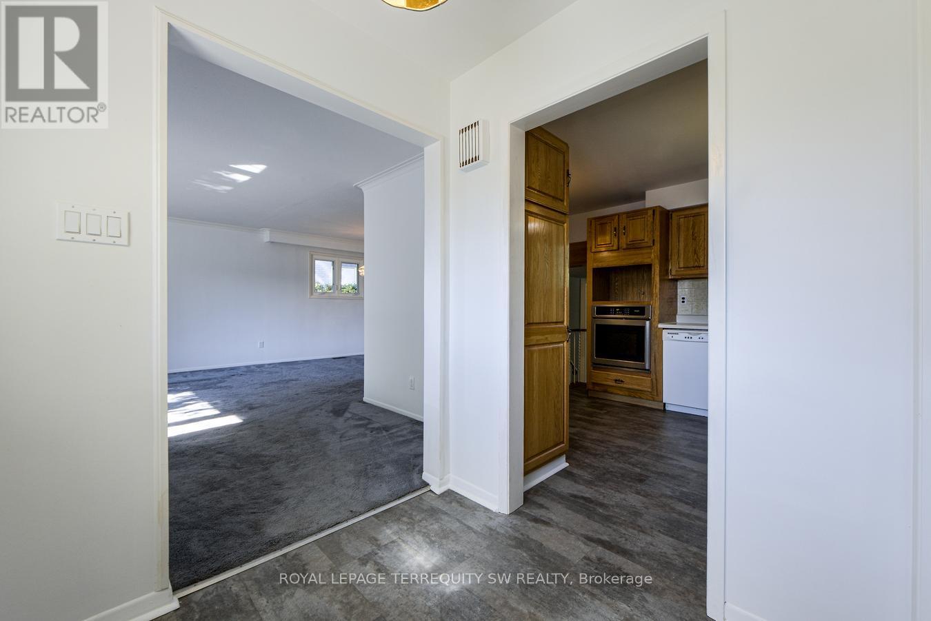 329 Dennie Avenue, Newmarket, Ontario  L3Y 4M5 - Photo 6 - N12460870