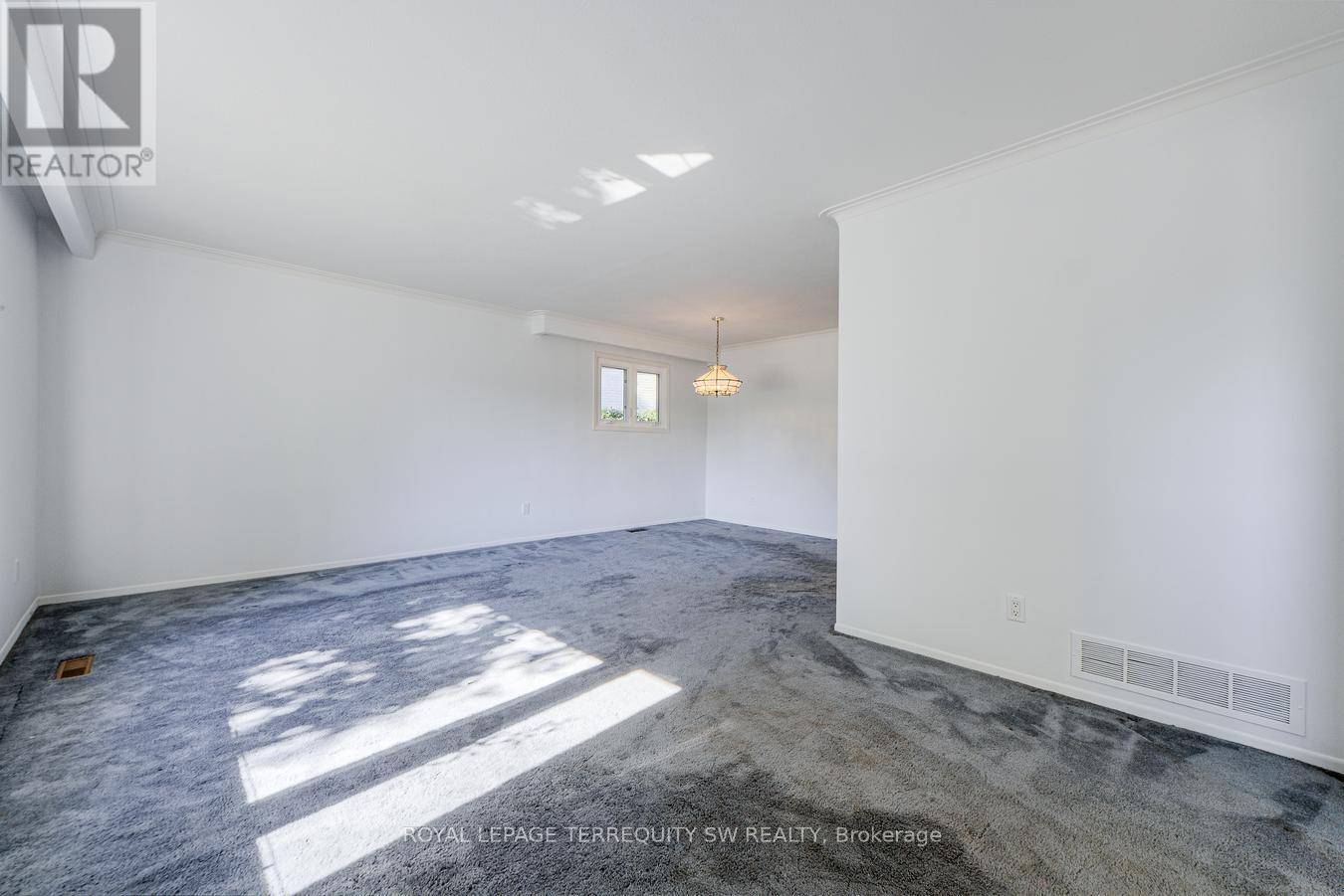 329 Dennie Avenue, Newmarket, Ontario  L3Y 4M5 - Photo 7 - N12460870