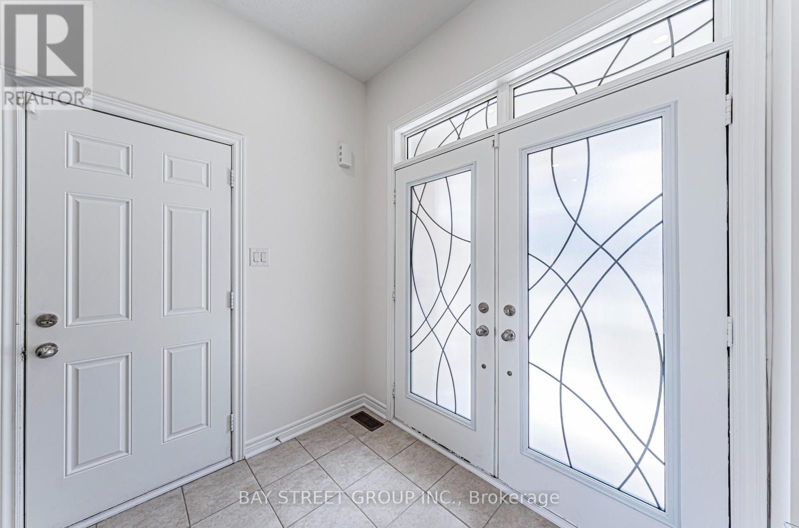 28 Rougeview Park Crescent, Markham, Ontario  L6E 0P7 - Photo 6 - N12460874