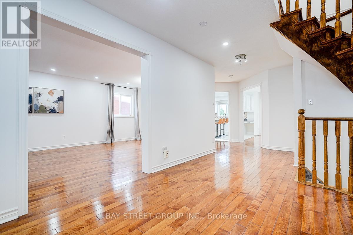 8 Muster Court, Markham, Ontario  L3R 9G5 - Photo 4 - N12460906
