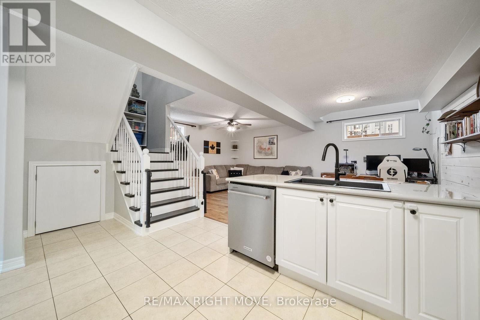 90 Pearl Drive, Orillia, Ontario  L3V 0A6 - Photo 7 - S12460886
