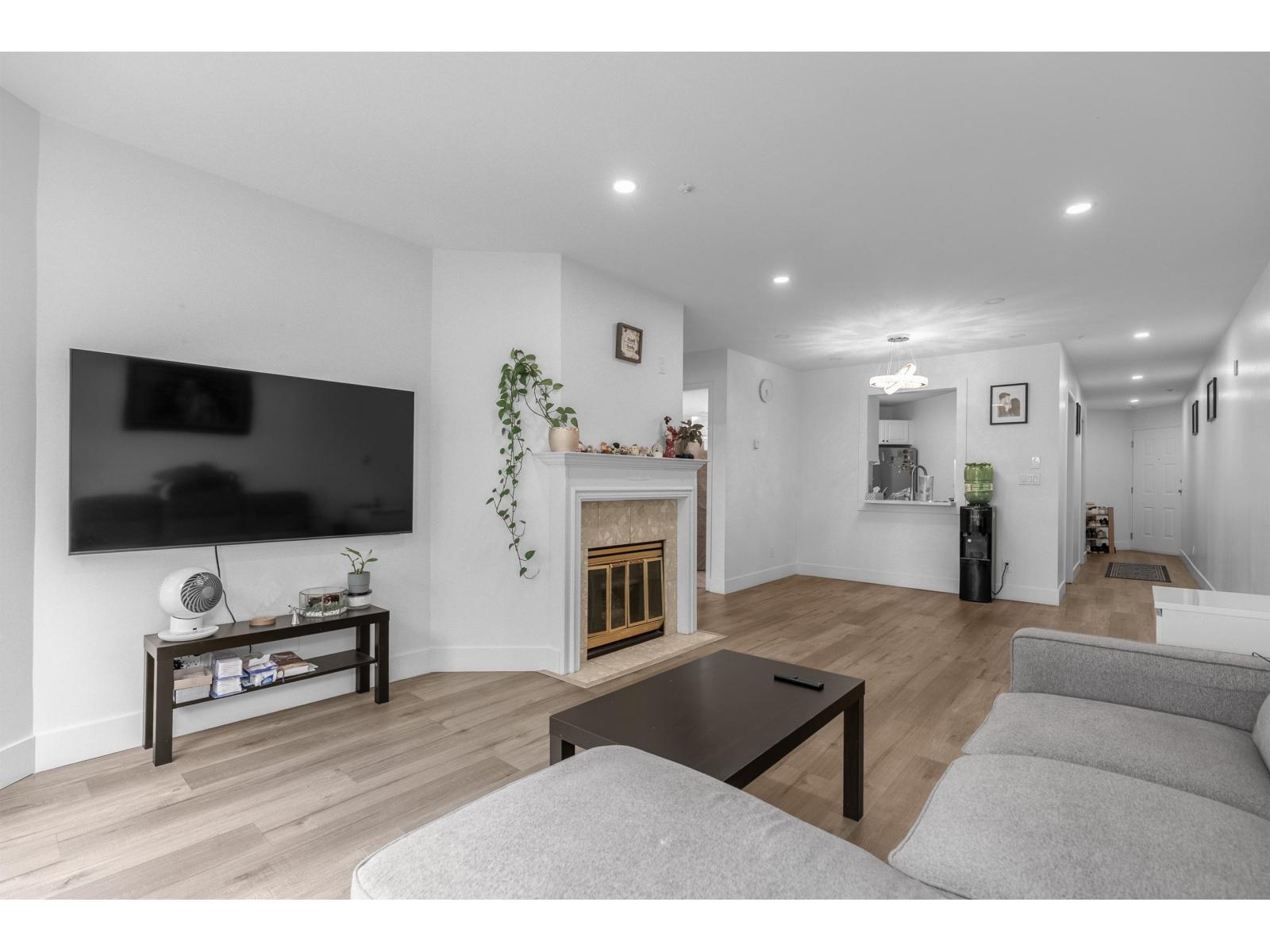210 7171 121 Street, Surrey, British Columbia  V3W 1G9 - Photo 2 - R3058027