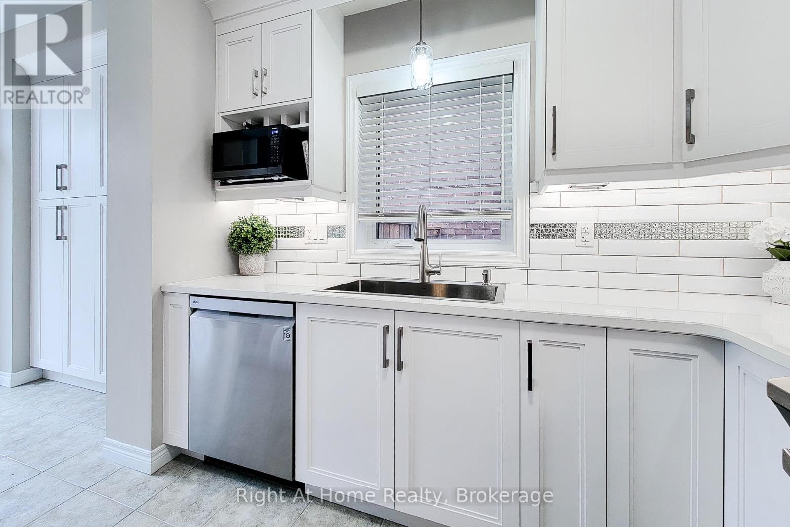 123 Vinton Road, Hamilton, Ontario  L9K 0G6 - Photo 9 - X12461009
