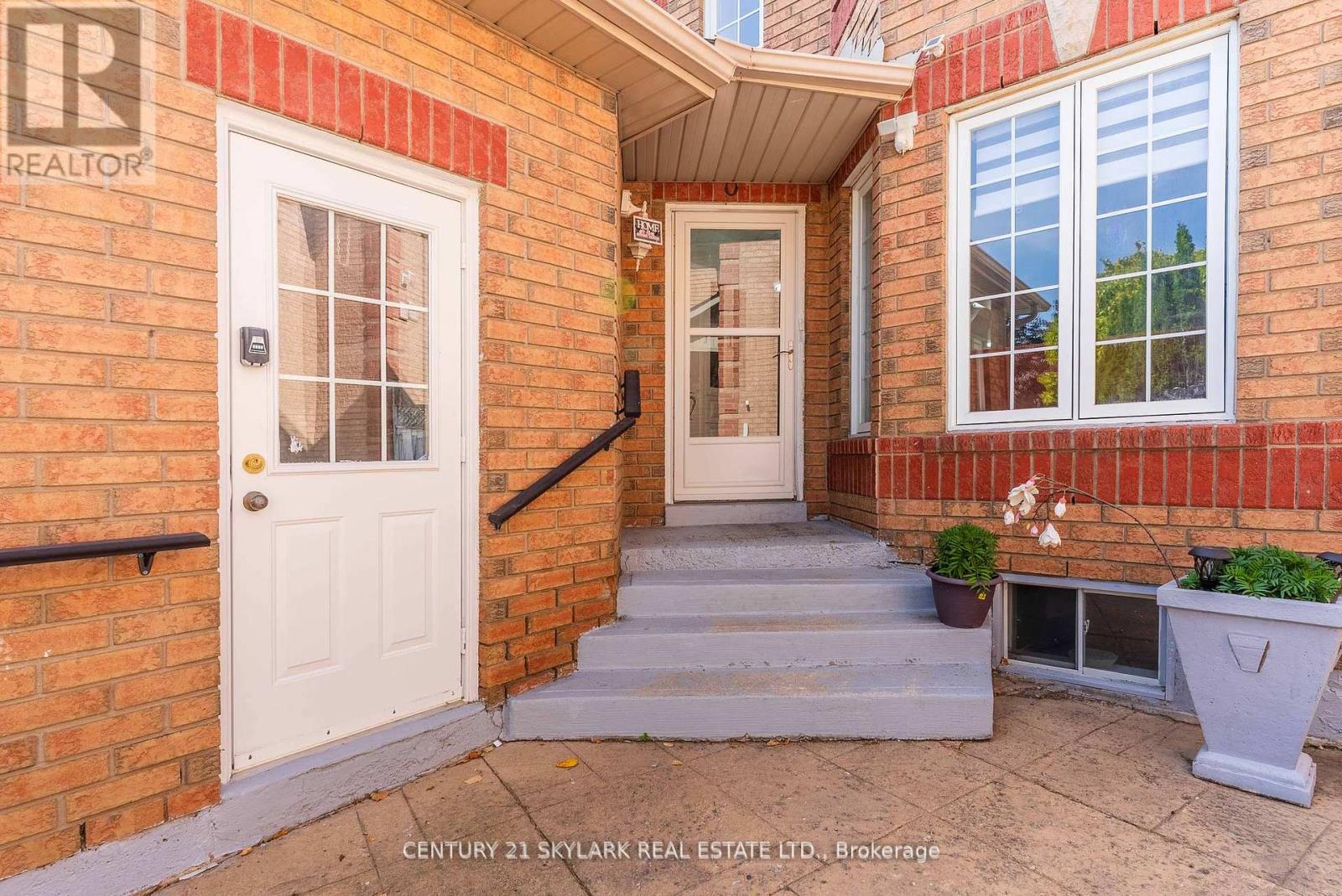 4 Moonstone Court, Brampton, Ontario  L6Y 4Z8 - Photo 4 - W12460829