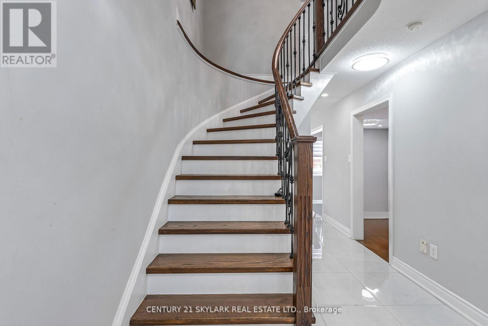 4 Moonstone Court, Brampton, Ontario  L6Y 4Z8 - Photo 6 - W12460829
