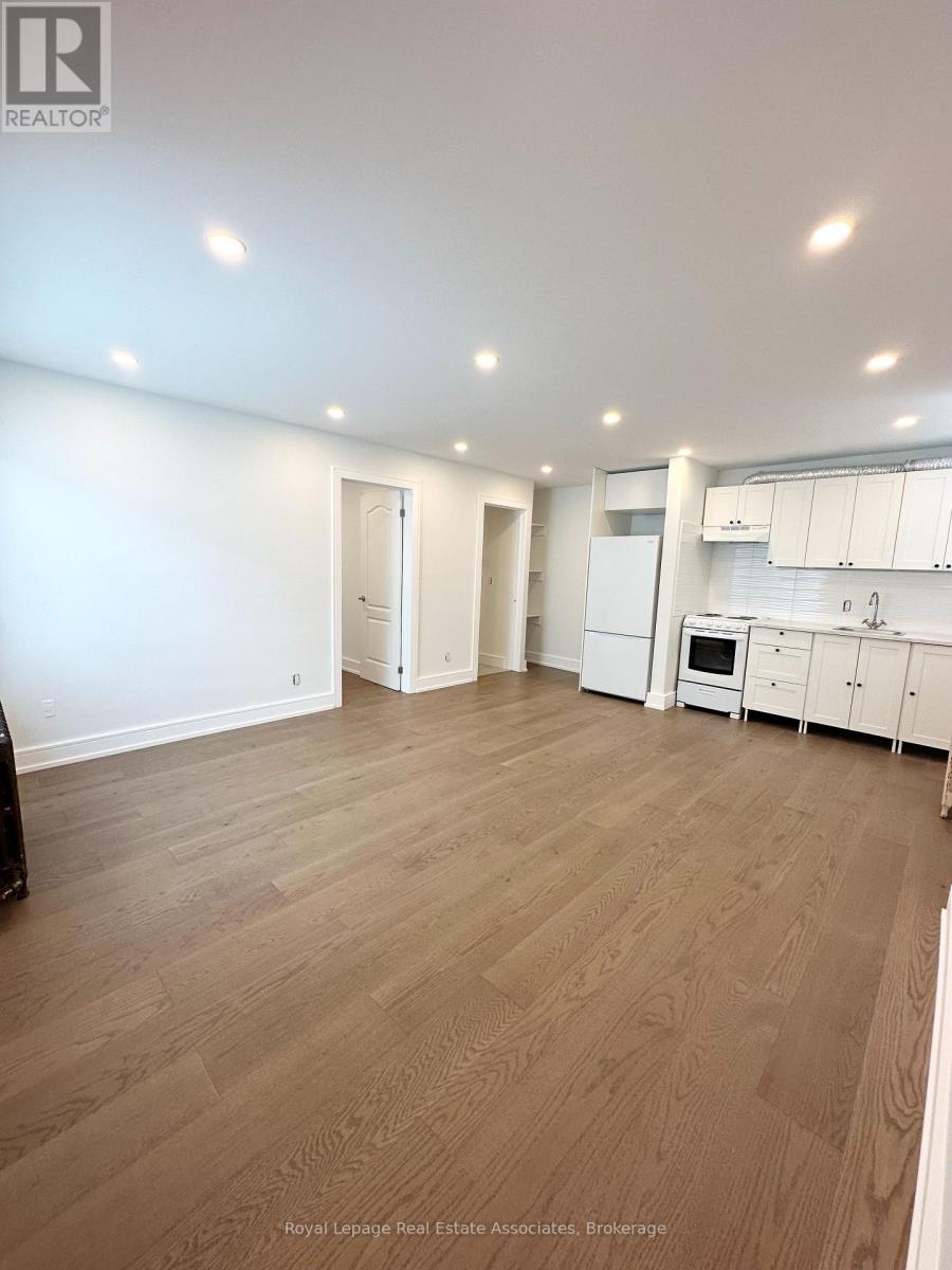 4 - 237 LAKESHORE ROAD E, Mississauga, Ontario